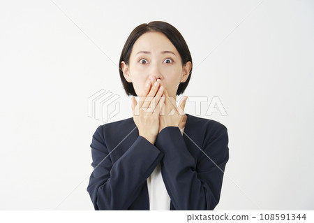 驚訝的中年女商人白色背景 108591344