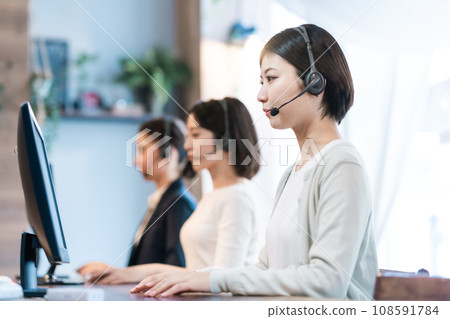 在呼叫中心工作的年輕女子 在呼叫中心工作的年輕女子 108591784