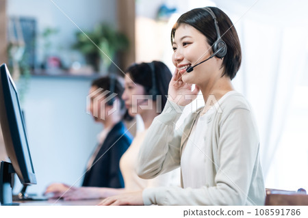 在呼叫中心工作的年輕女子 在呼叫中心工作的年輕女子 108591786
