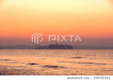 Shonan Enoshima before dawn 108591901