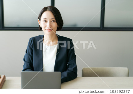 在辦公室工作的女商人 在辦公室工作的女商人 108592277