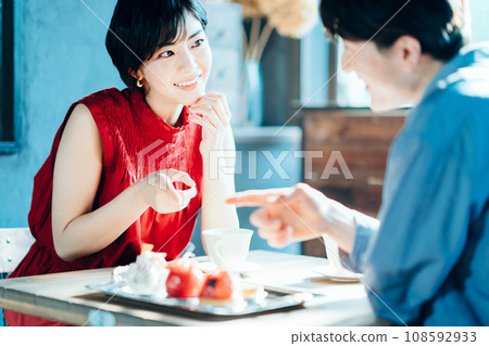 一對情侶在咖啡館約會。 一對情侶在咖啡館約會。 108592933