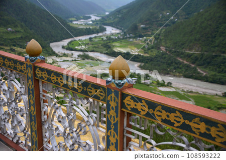 Landscape of Bhutan View from Khamsum Yulei Namgyal Chorten (a stupa near Punakha) 108593222