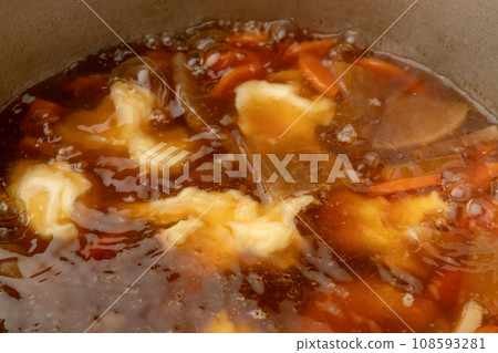 將地瓜放入鍋中,即可製作。 將地瓜放入鍋中,即可製作。 108593281