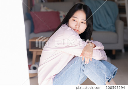 A young woman who started living alone 108593294