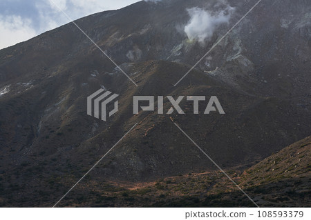 從東小富士看到的大穴火山口 從東小富士看到的大穴火山口 108593379