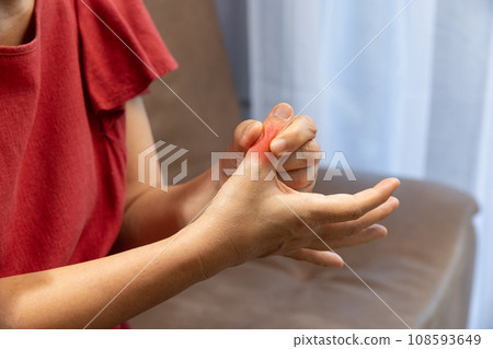 Senior Woman massage finger with painful swollen gout 108593649