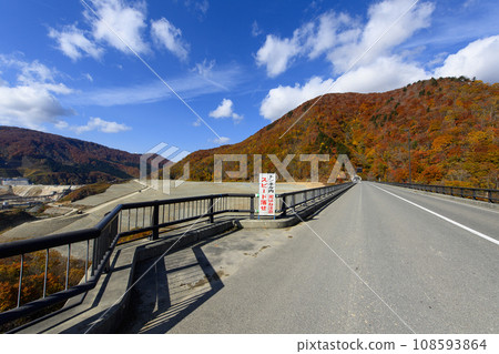 Autumn leaves driving course in Akita Prefecture Yumesennin Ohashi Bridge 108593864