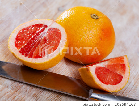 Pink pomelo with chopped slices 108594168
