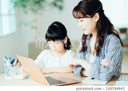 當我在家客廳工作時，我上小學的女兒妨礙了我。 108594641