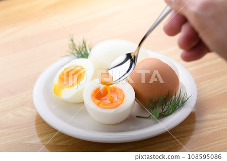 half-boiled egg 108595086