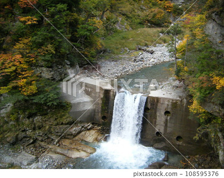 Kurobe Gorge where you can fully enjoy the great outdoors by trolley train Kurobe Gorge where you can fully enjoy the great outdoors by trolley train 108595376