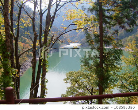 Kurobe Gorge where you can fully enjoy the great outdoors by trolley train 108595380