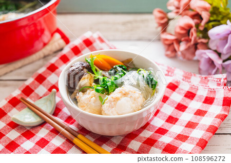 Hot pot dish: Chicken meatballs with mochi 108596272