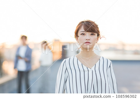 戶外看著相機的年輕女子 108596302