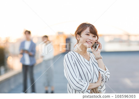 戶外年輕女子智慧型手機 108596303