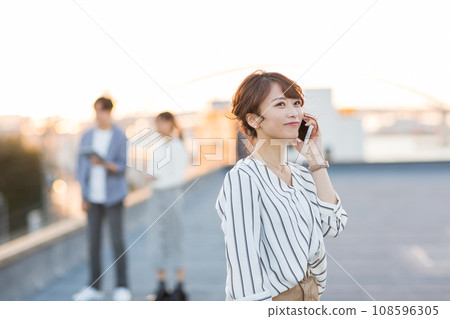 戶外年輕女子智慧型手機 108596305