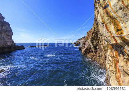 Shirahama Sandanbeki Cave 108596581