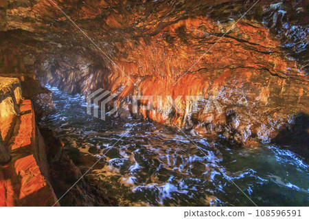 Shirahama Sandanbeki Cave 108596591
