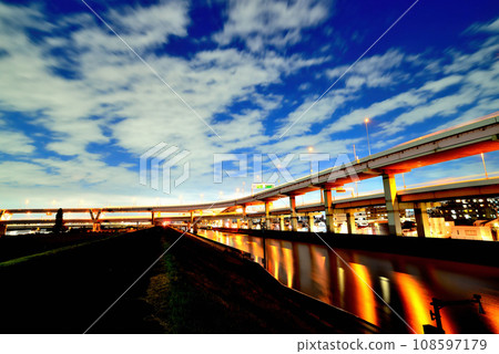 首都高速公路6號向島線堀切交會處夜景 108597179