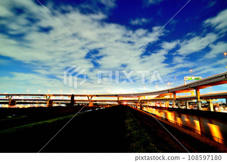 首都高速公路6號向島線堀切交會處夜景 108597180