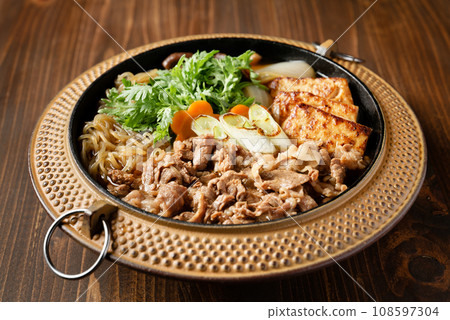 Sukiyaki-style stew 108597304