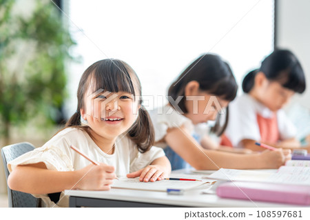 小學生在補習班學習。 108597681