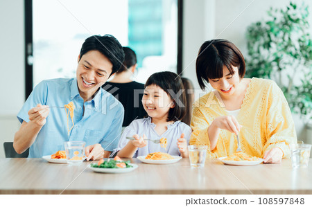 一家人在餐廳吃飯 108597848