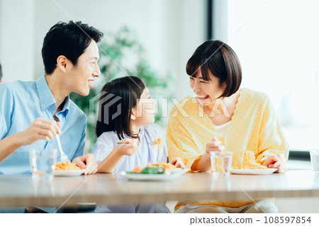 family eating at a restaurant 108597854