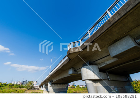Bridge over the river 108598281
