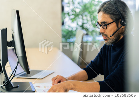 creative middle man creative middle man 108598509