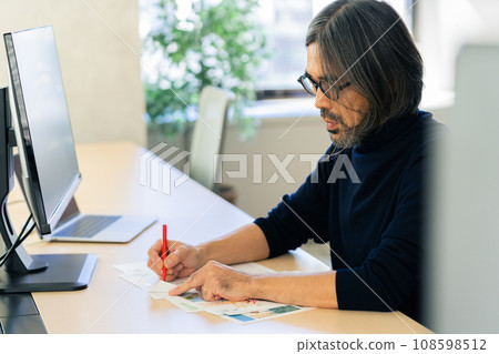 creative middle man creative middle man 108598512