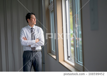 看窗口的商人 看窗口的商人 108599452