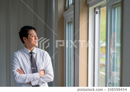 看窗口的商人 看窗口的商人 108599454