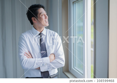 看窗口的商人 看窗口的商人 108599468