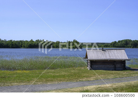 Wooden house on the shore of Lake Onega on Kizhi Island in Karelia 108600500
