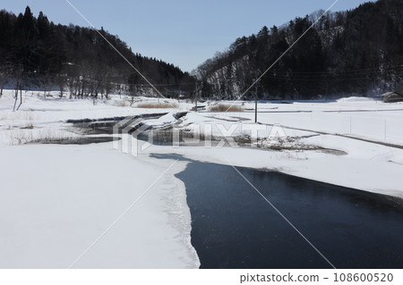 Cold water and snow scenery of Lake Nakatsuna Cold water and snow scenery of Lake Nakatsuna 108600520