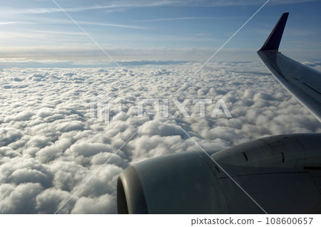 Sea of clouds seen from the window of a passenger plane 108600657