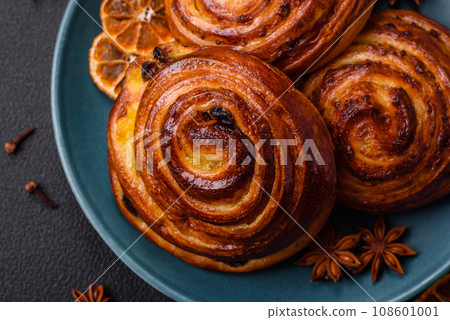Delicious baked cinnamon raisin rolls in the form of rolls Delicious baked cinnamon raisin rolls in the form of rolls 108601001