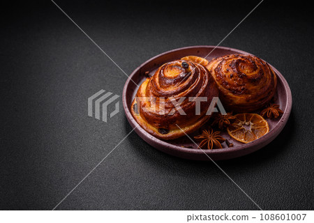 Delicious baked cinnamon raisin rolls in the form of rolls Delicious baked cinnamon raisin rolls in the form of rolls 108601007