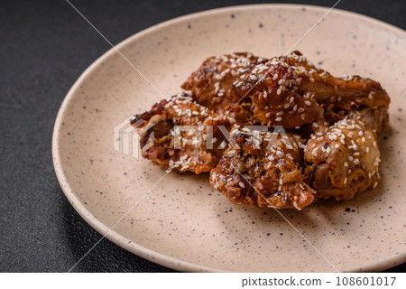 Delicious grilled chicken wings with salt, spices and teriyaki sauce 108601017