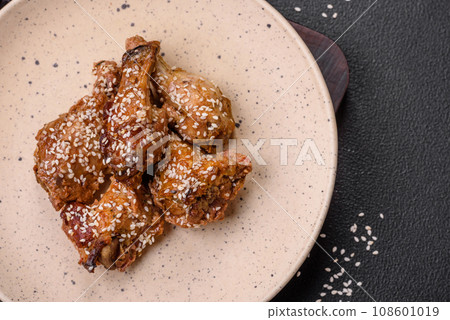 Delicious grilled chicken wings with salt, spices and teriyaki sauce 108601019