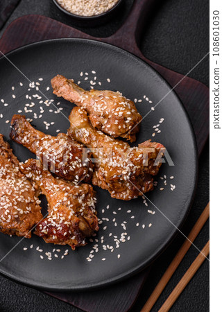 Delicious grilled chicken wings with salt, spices and teriyaki sauce 108601030