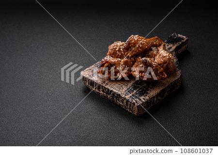 Delicious grilled chicken wings with salt, spices and teriyaki sauce 108601037