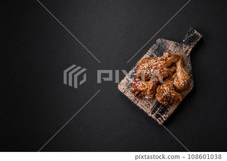 Delicious grilled chicken wings with salt, spices and teriyaki sauce 108601038