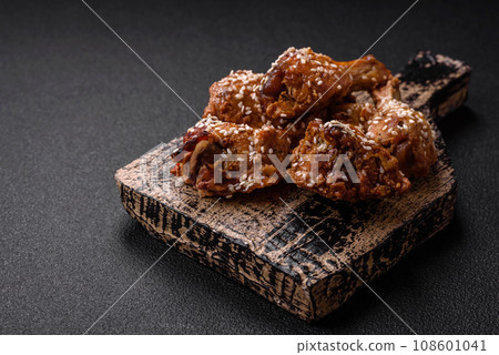 Delicious grilled chicken wings with salt, spices and teriyaki sauce 108601041