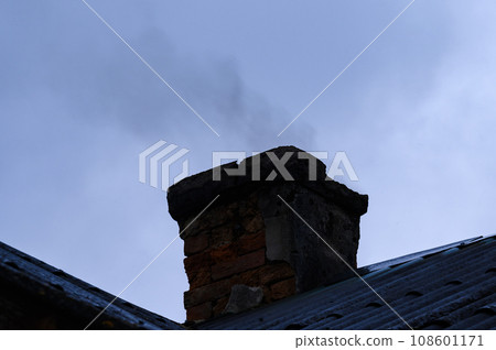 The emergency chimney smokes and operates in violation of fire safety 108601171