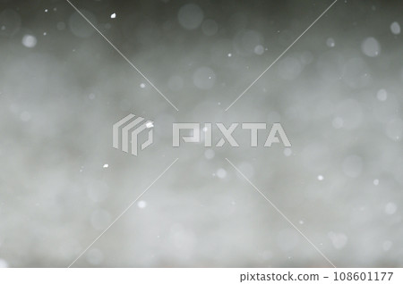 Bokeh of white snow on a square shape gray background. Falling snowflakes on night sky background, isolated for post production and overlay in graphic editor. 108601177