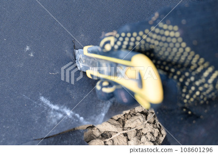 Cutting agricultural fiber with a clerical knife Cutting agricultural fiber with a clerical knife 108601296