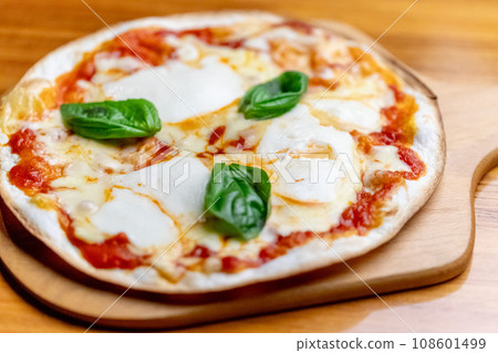 margherita crispy pizza 108601499